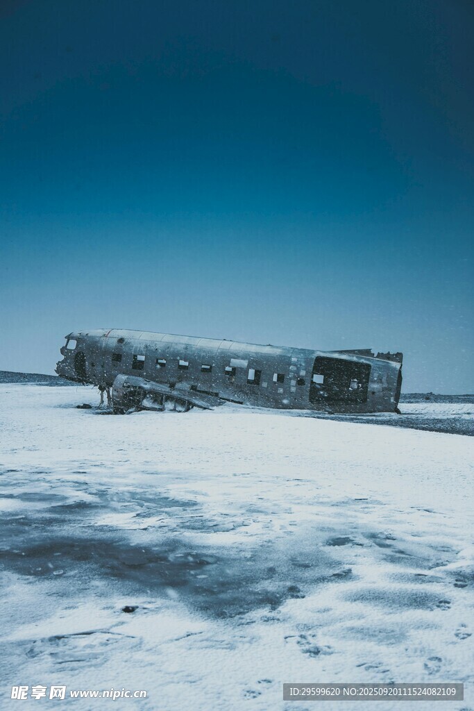 雪地中的废弃火车残骸