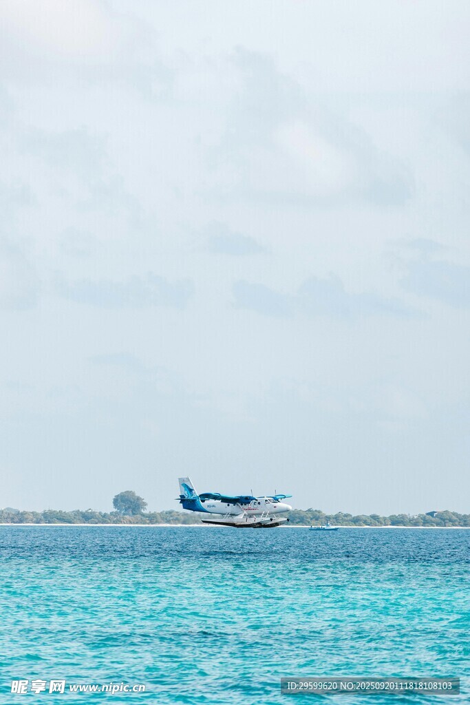 海上飞机停泊于碧蓝水域