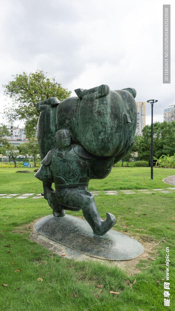 搬运重物的人物雕塑