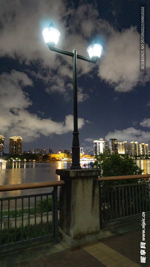 夜晚河畔灯光璀璨美景