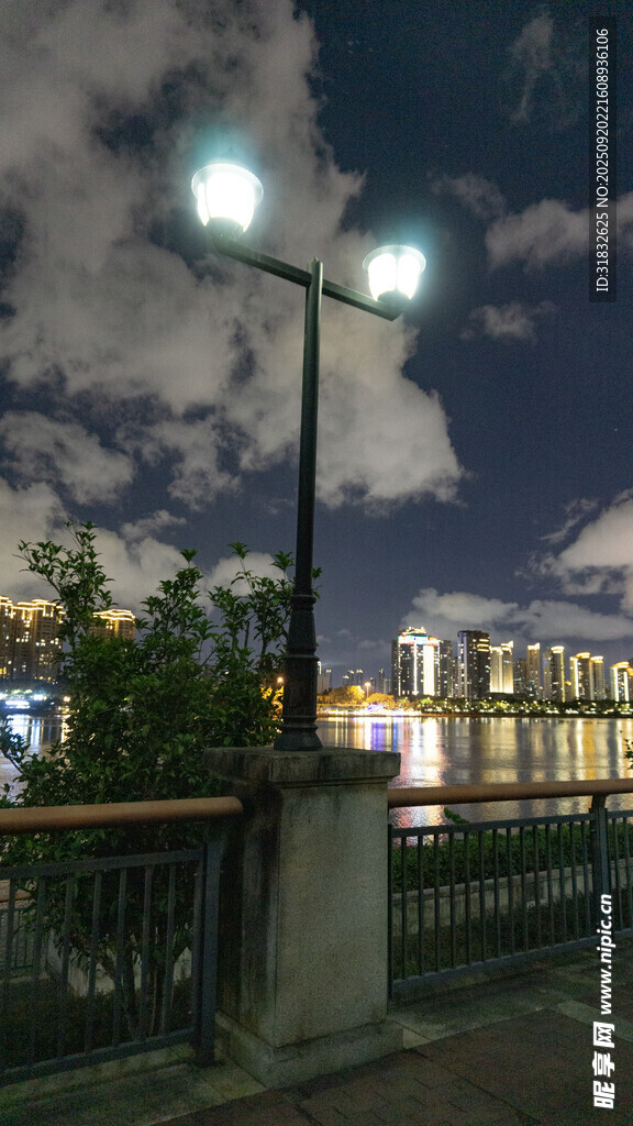 夜晚河畔路灯下的城市景致