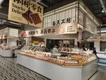 面包店丰富多样的糕点展示