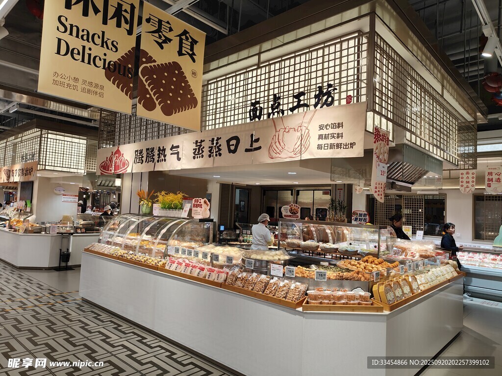面包店丰富多样的糕点展示