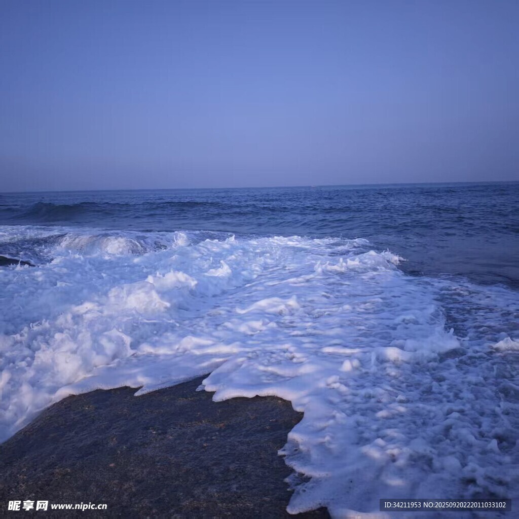 海浪拍打岸边的美丽景象