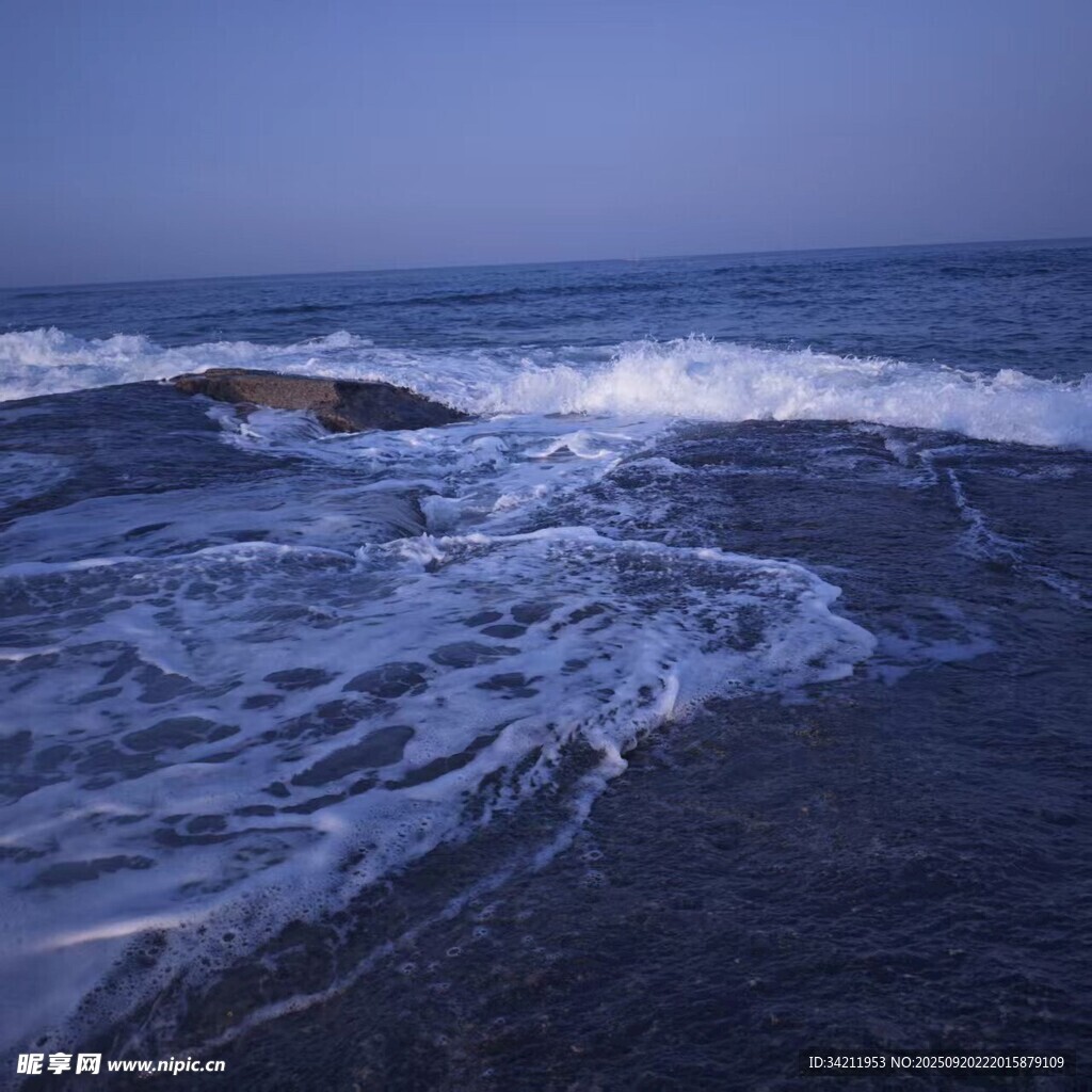 海浪拍打礁石的美丽景象