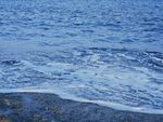 海边浪花拍打沙滩景象