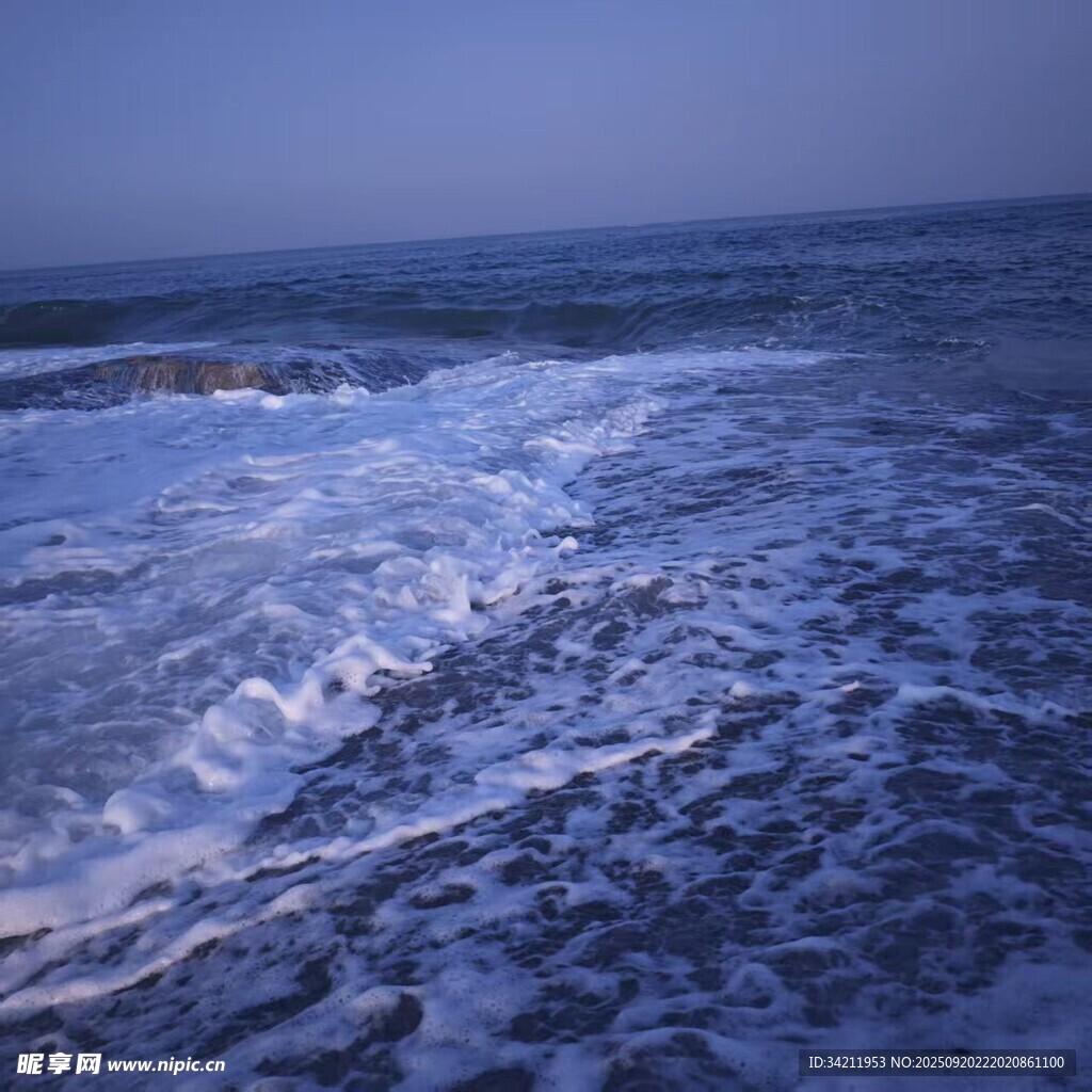 海边暮色中的翻涌海浪