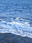 海浪轻拍黑色沙滩
