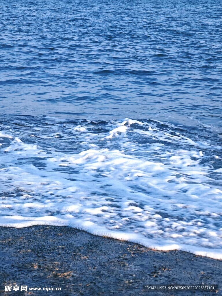 海浪轻拍黑色沙滩