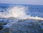 海浪拍打礁石瞬间