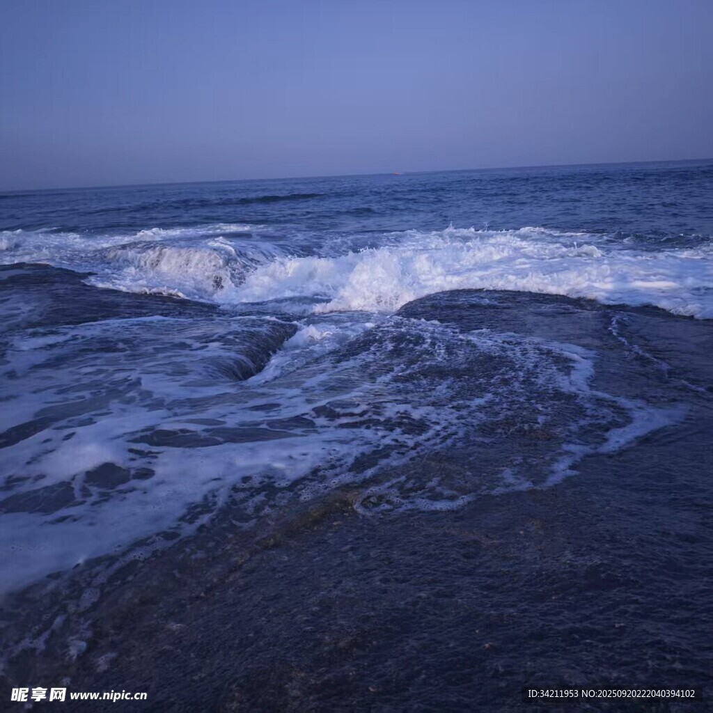 海浪拍打岸边的美丽景象
