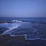 海边浪花拍打岸边景象