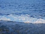 海浪拍岸的蓝色海洋景象