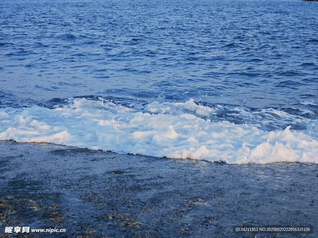 海浪拍岸的蓝色海洋景象