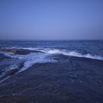 海边暮色下的涌动浪花