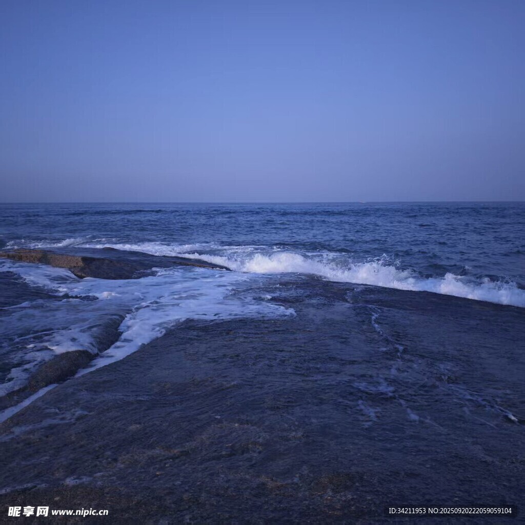 海边暮色下的涌动浪花