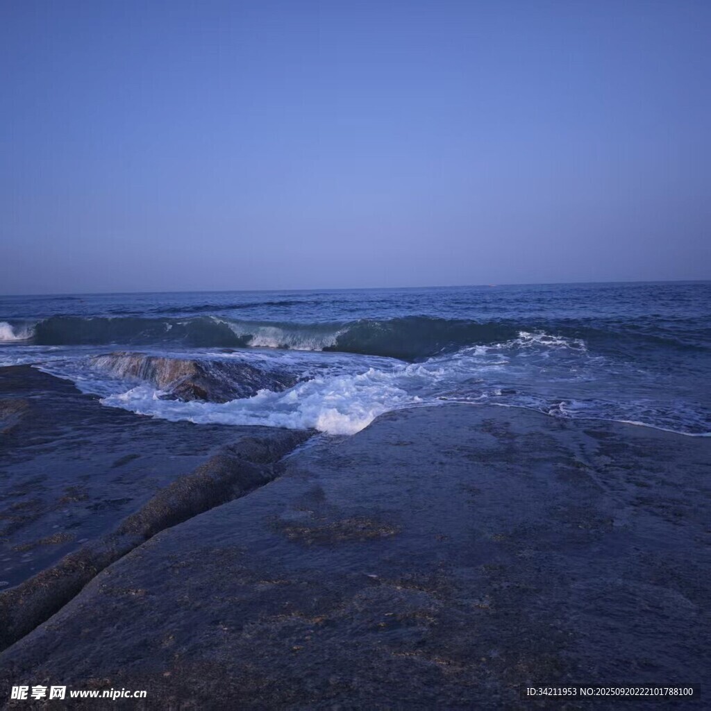 海边暮色下的海浪与礁石