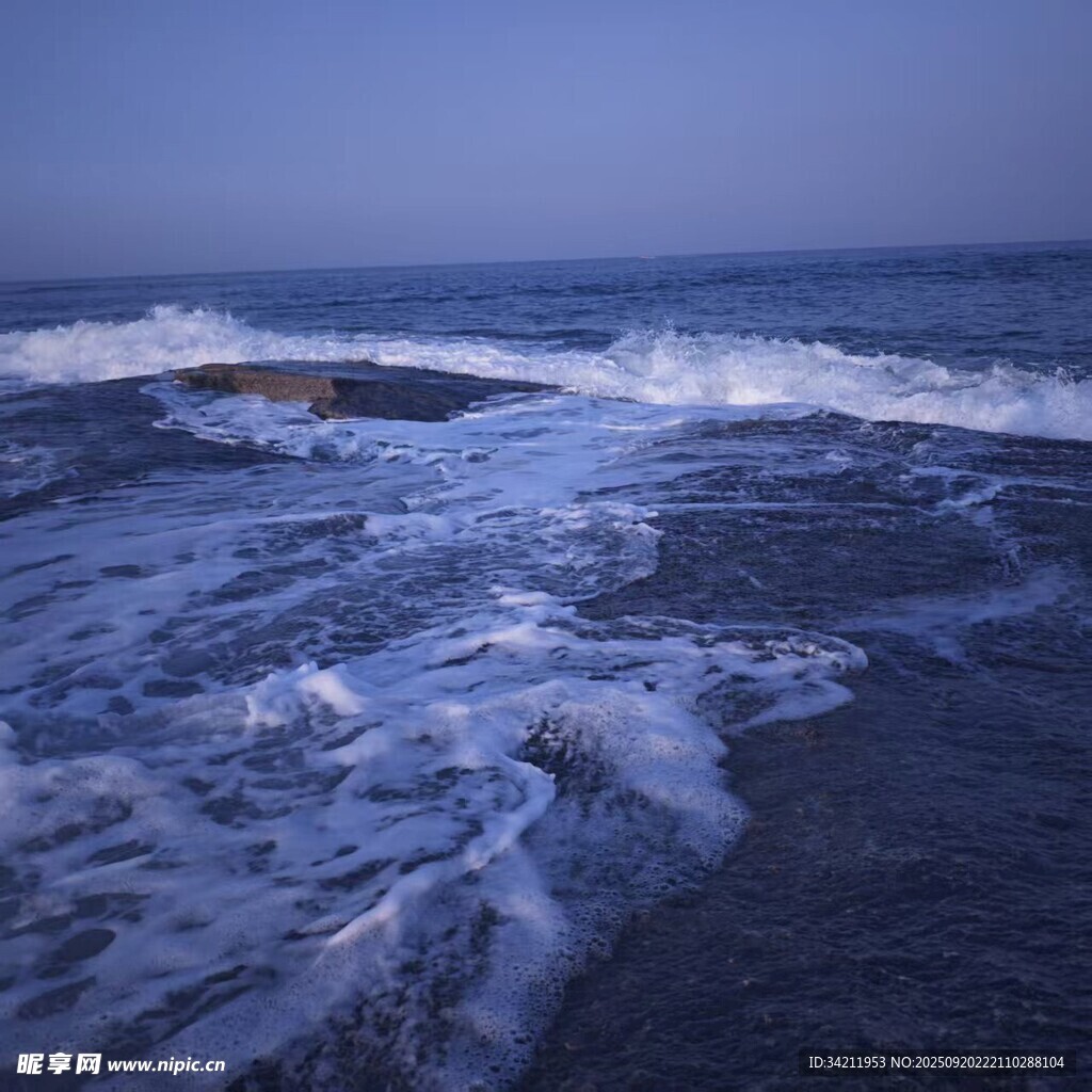 海浪拍岸的静谧蓝色海域