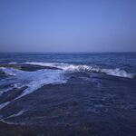 海边浪潮拍打礁石景象