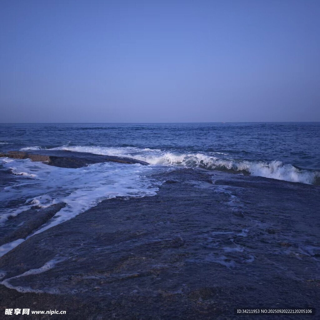 海边浪潮拍打礁石景象