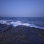 海边浪花拍打礁石美景