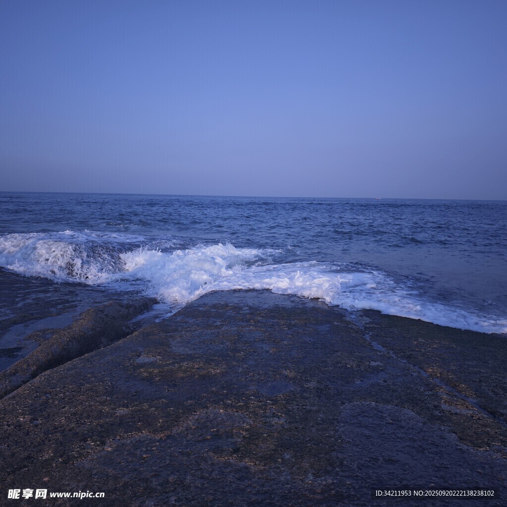 海边浪花拍打礁石美景