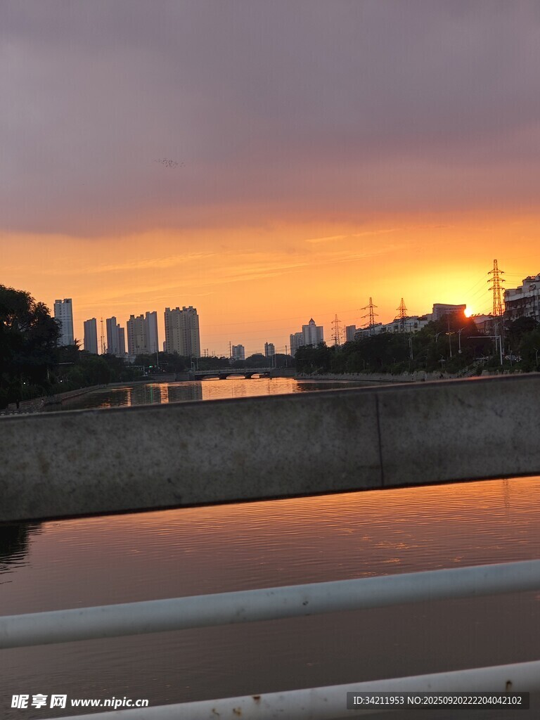 城市河畔的绝美落日景观