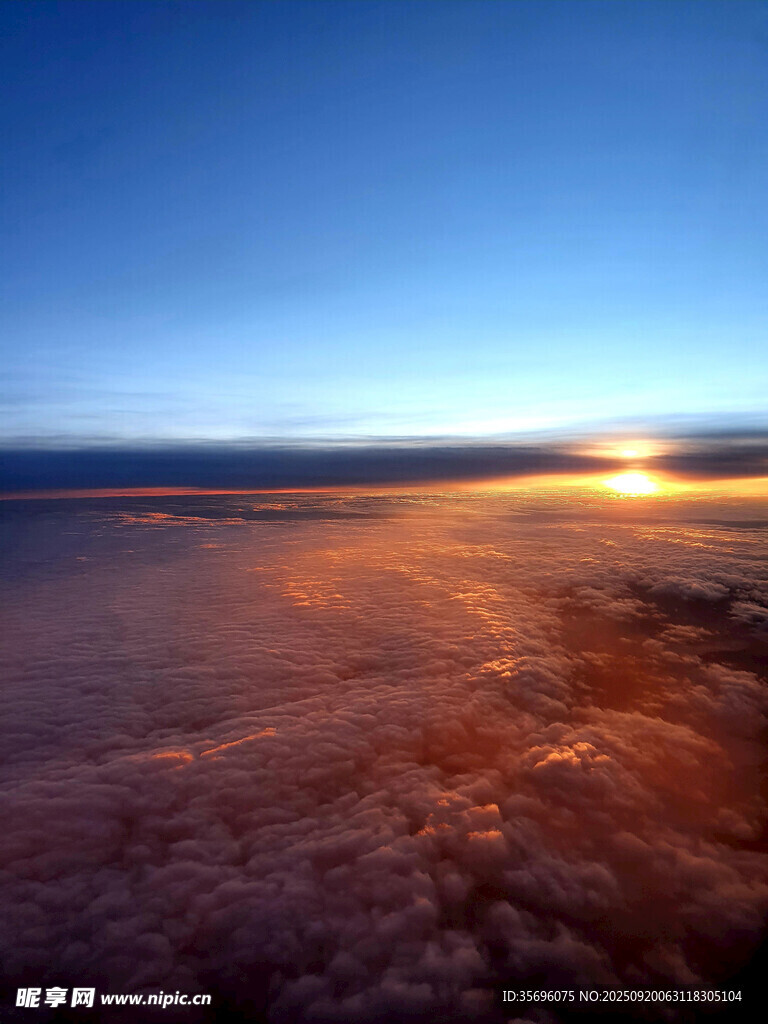 高空俯瞰壮丽云海日出