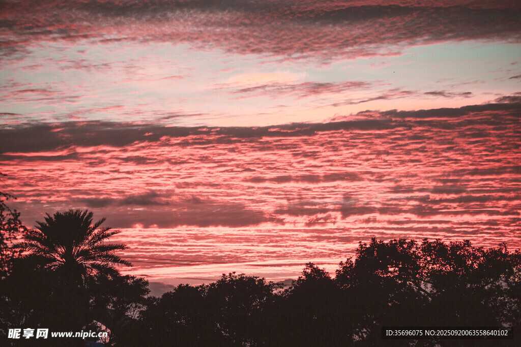日落时分的绚烂天空