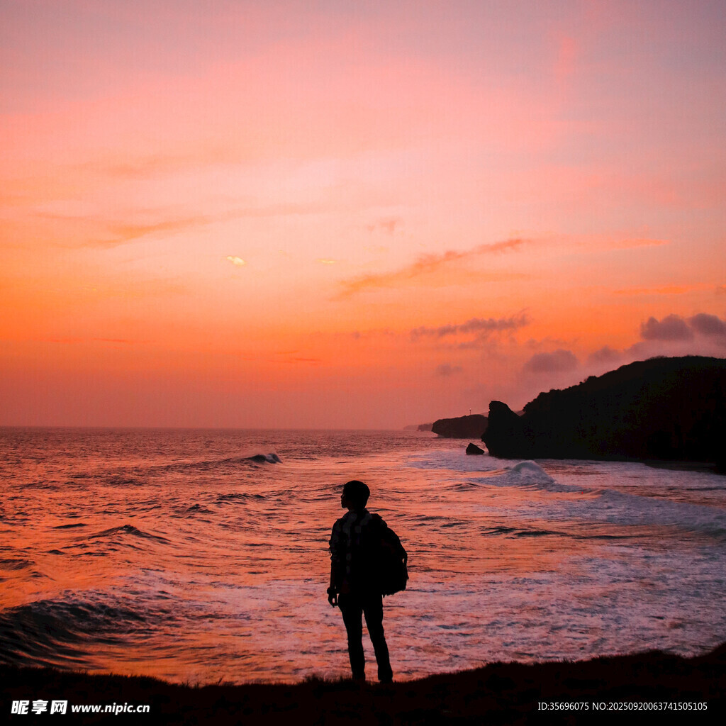 夕阳下海边的孤独身影