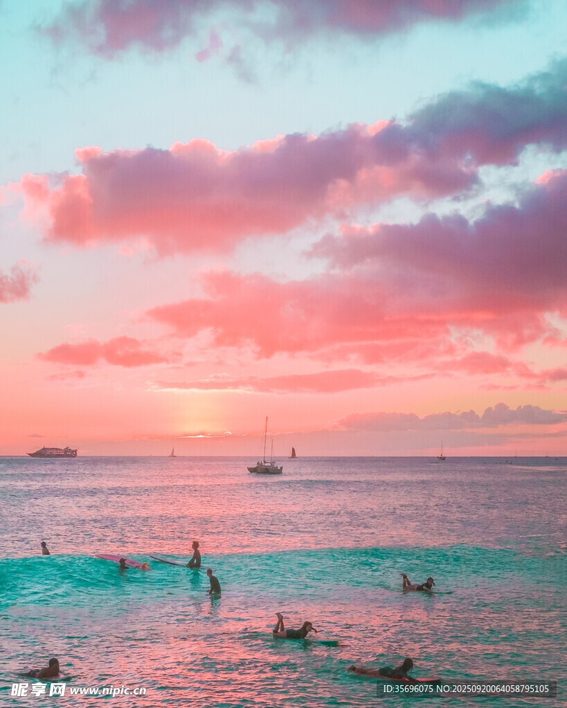 夕阳下的海滩戏水场景