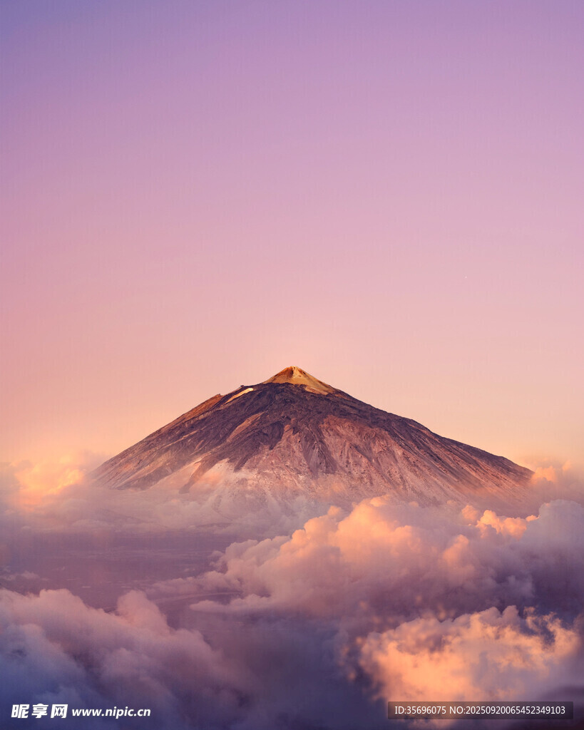 云海之上的壮丽山峰