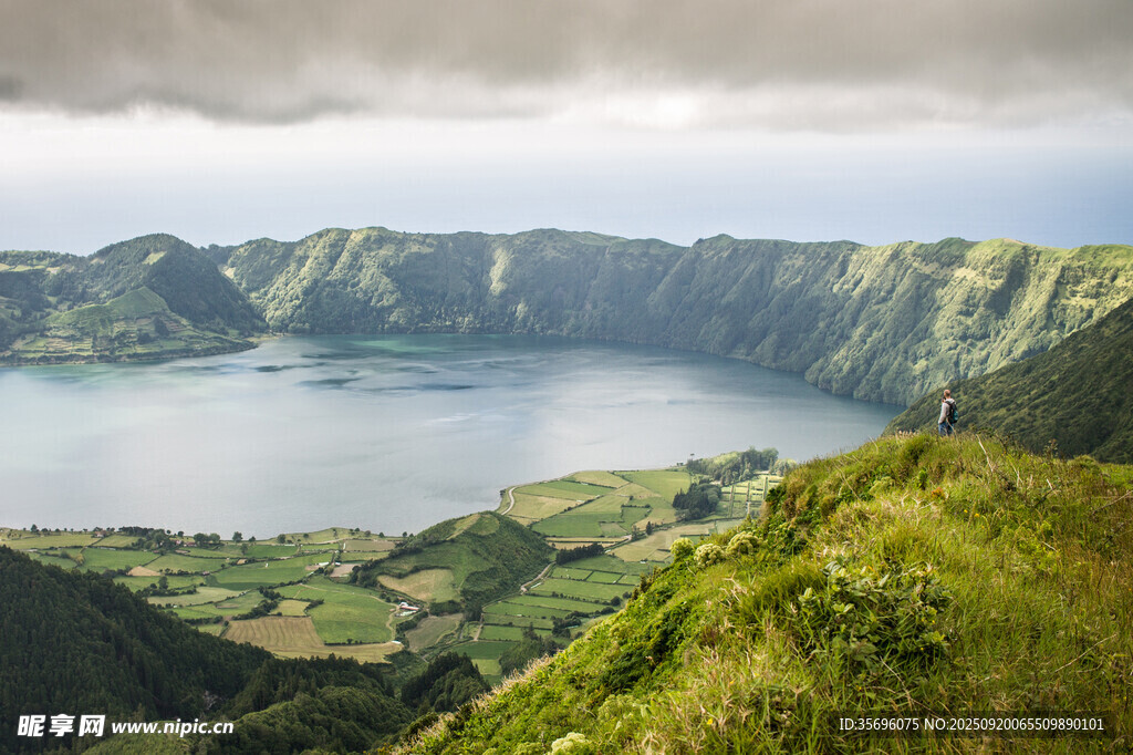 火山湖美景俯瞰