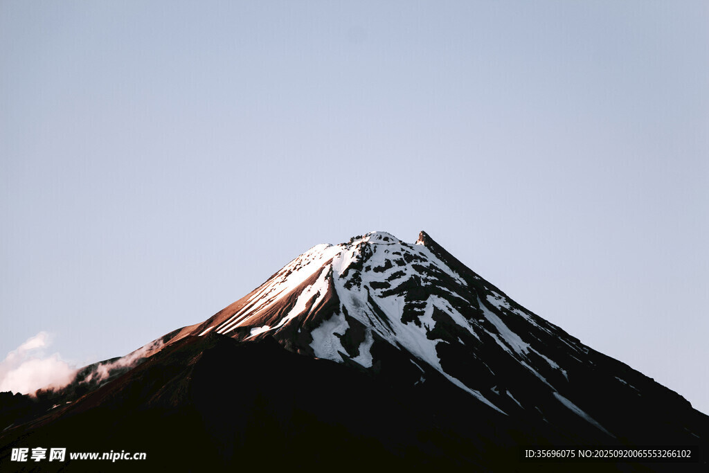 巍峨雪山