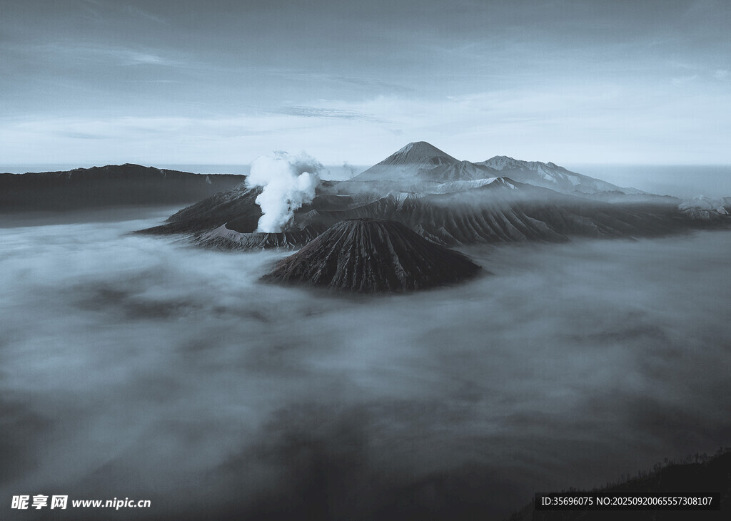 云雾缭绕中的壮丽火山景观