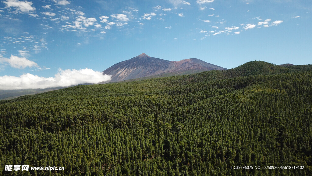 山林间的巍峨火山景观