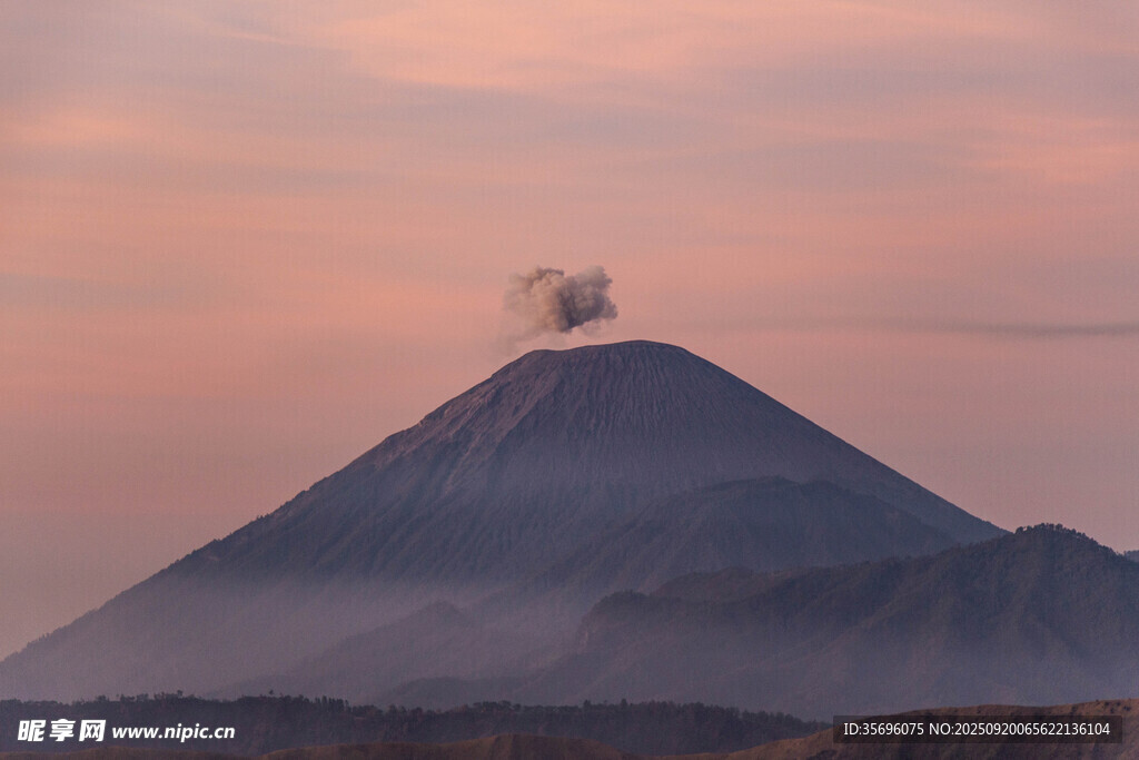 黄昏下的巍峨火山