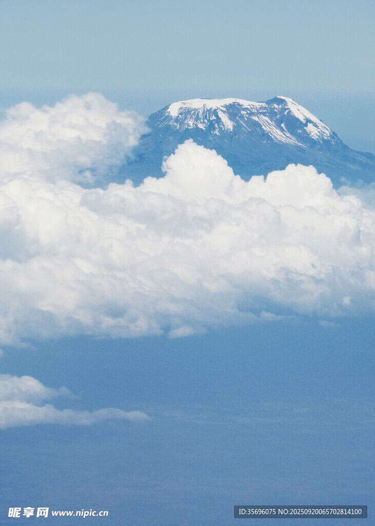 云端之上的巍峨雪山