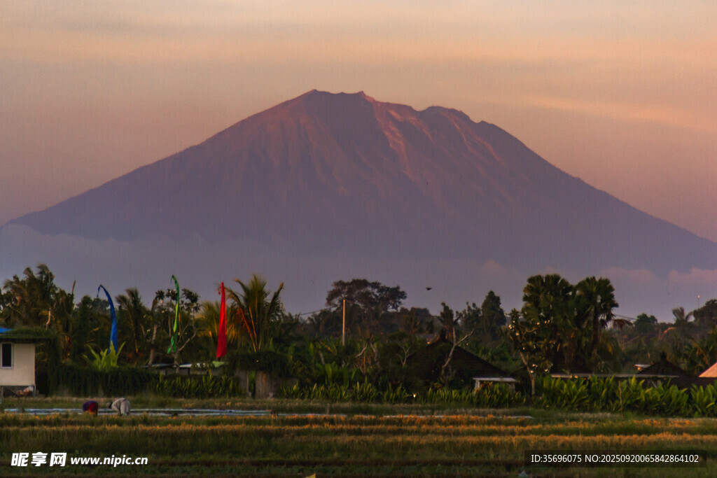 黄昏下的壮丽火山景观