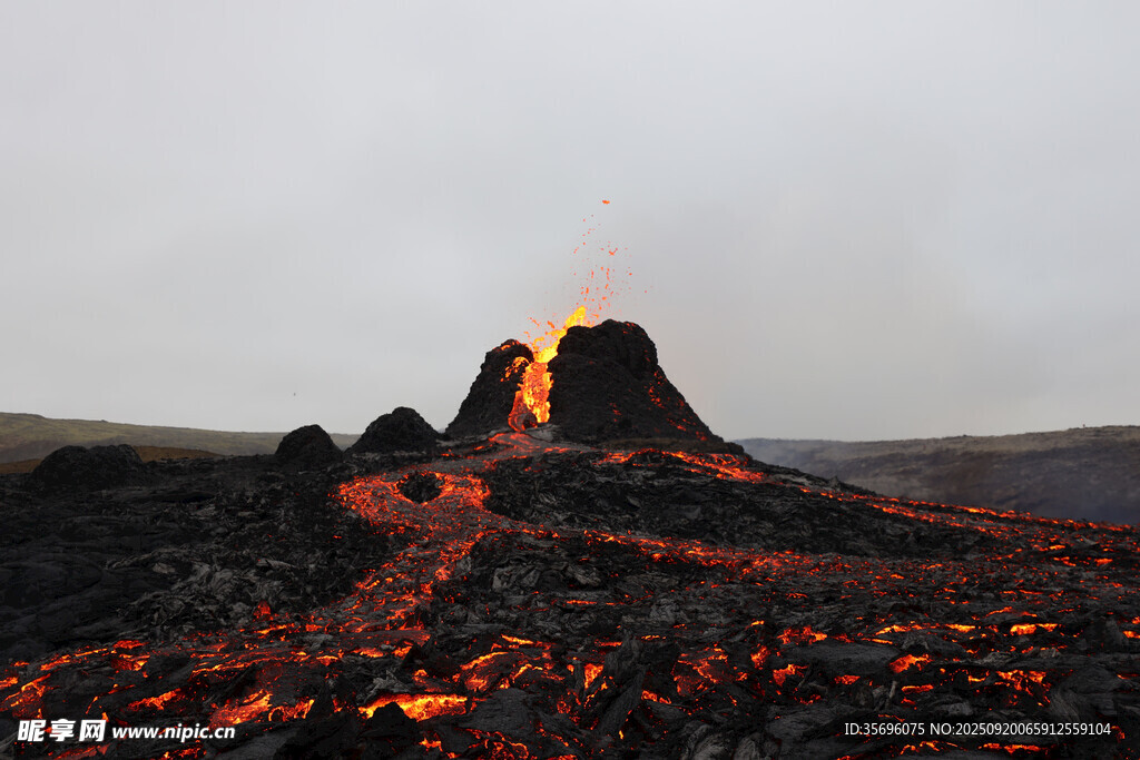 壮观火山熔岩喷发景象