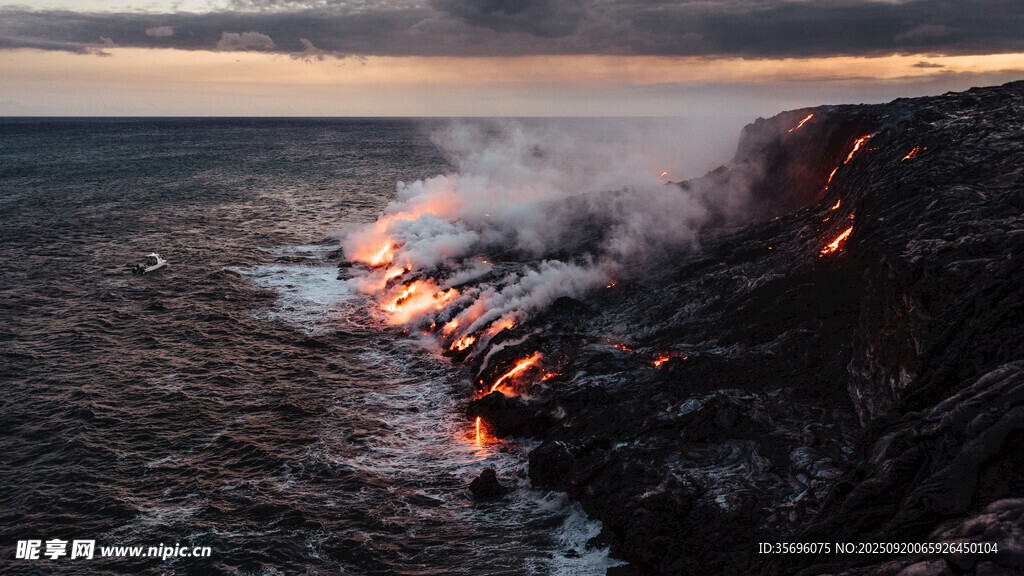 海边火山熔岩喷发景象