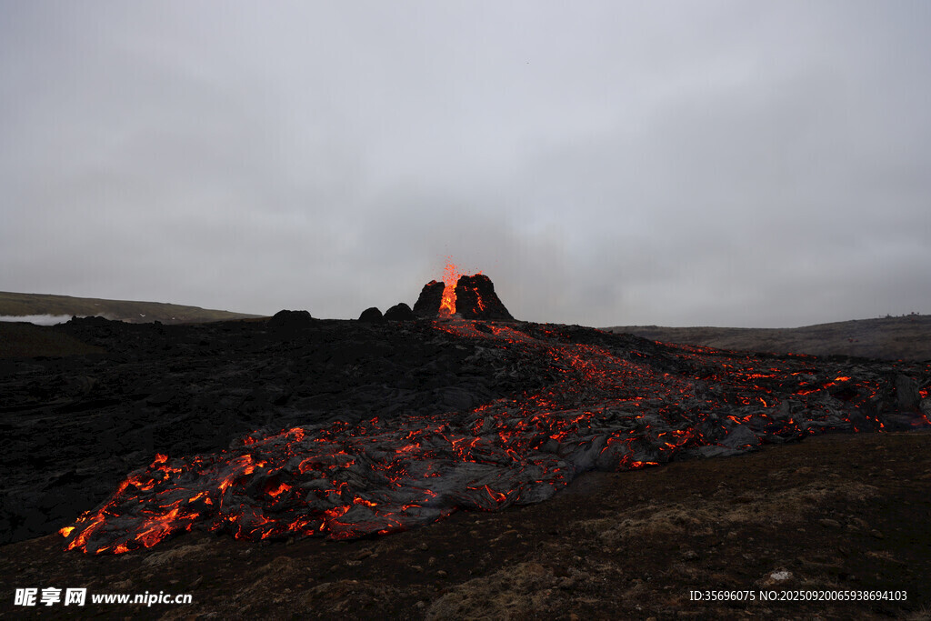 火山熔岩流淌壮观景象