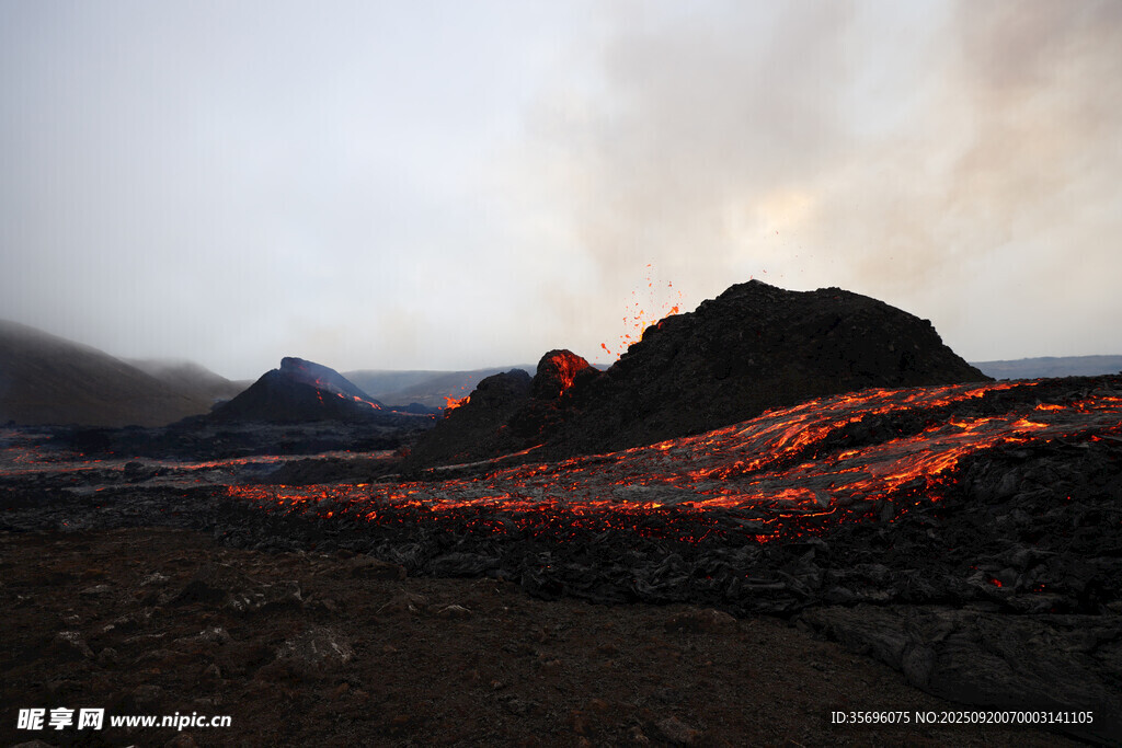 火山熔岩流淌壮丽景观