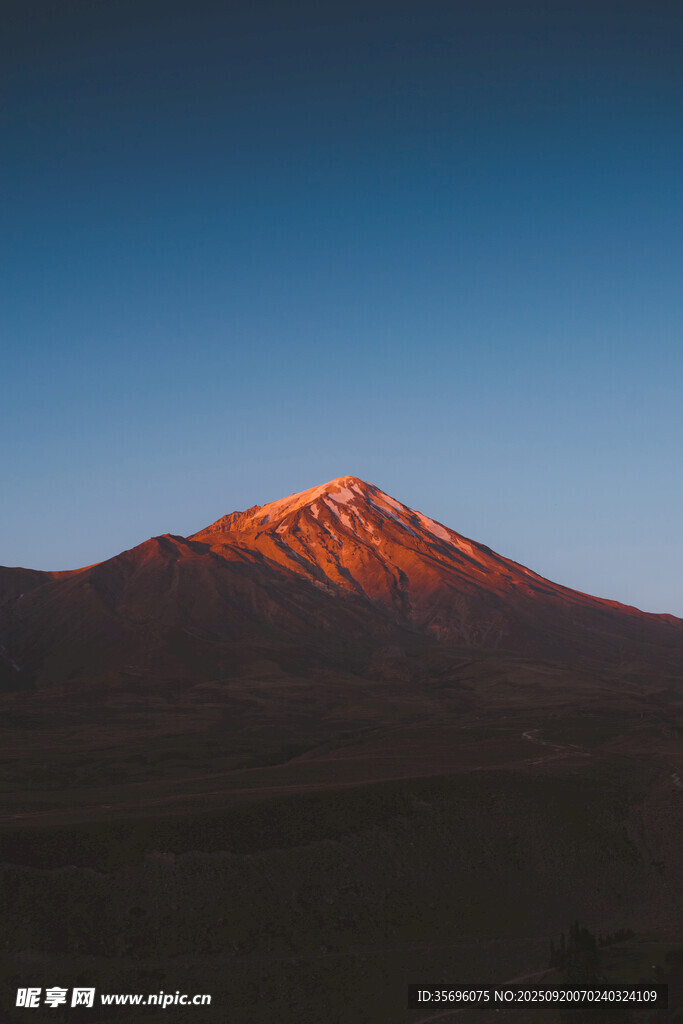夕阳下的巍峨山峰