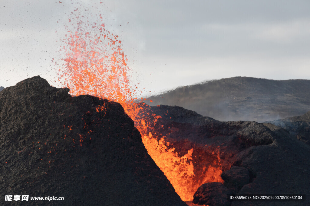 火山熔岩喷发壮观景象