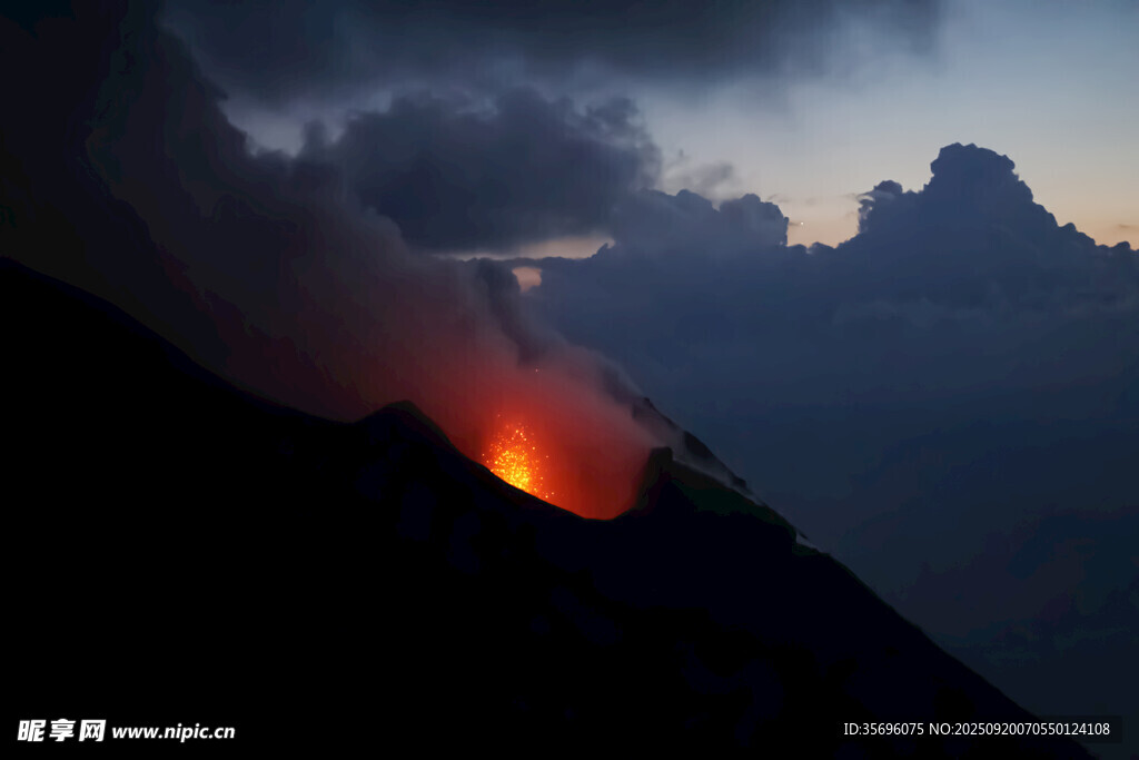 火山喷发夜景