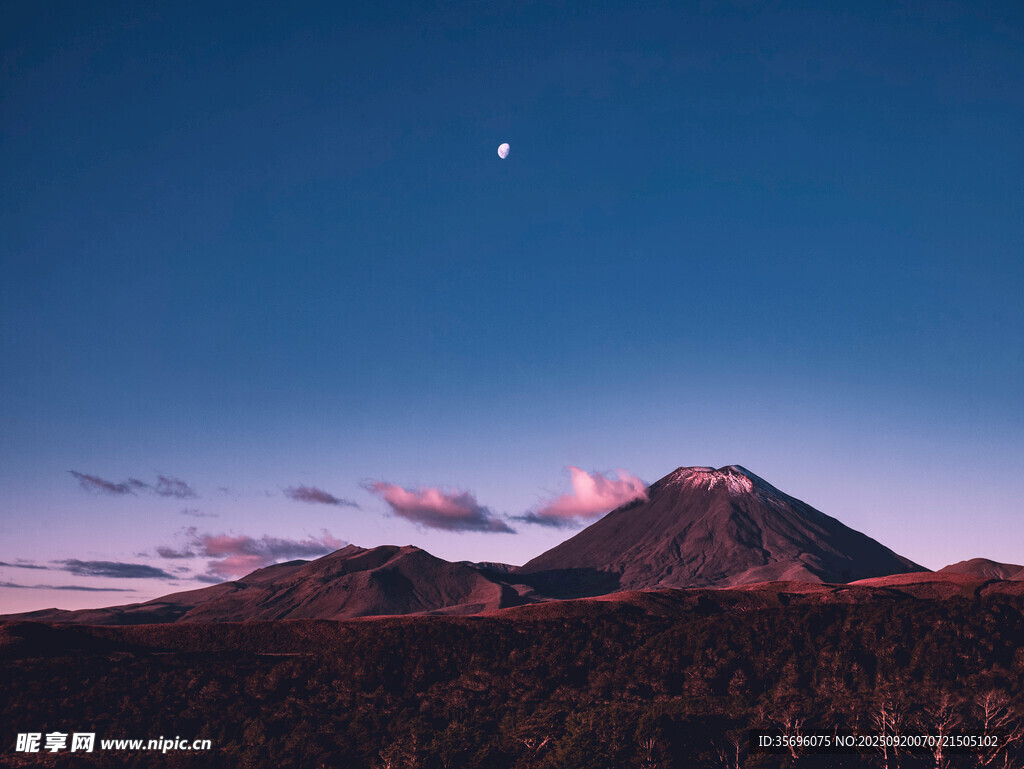 夜幕下的壮丽火山景观