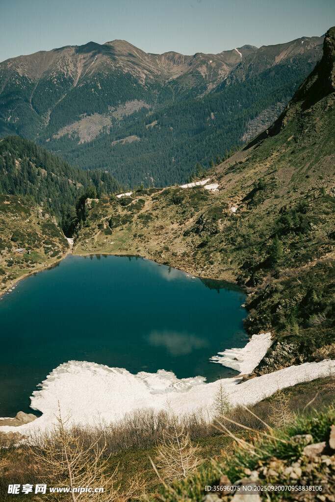 高山碧湖美景