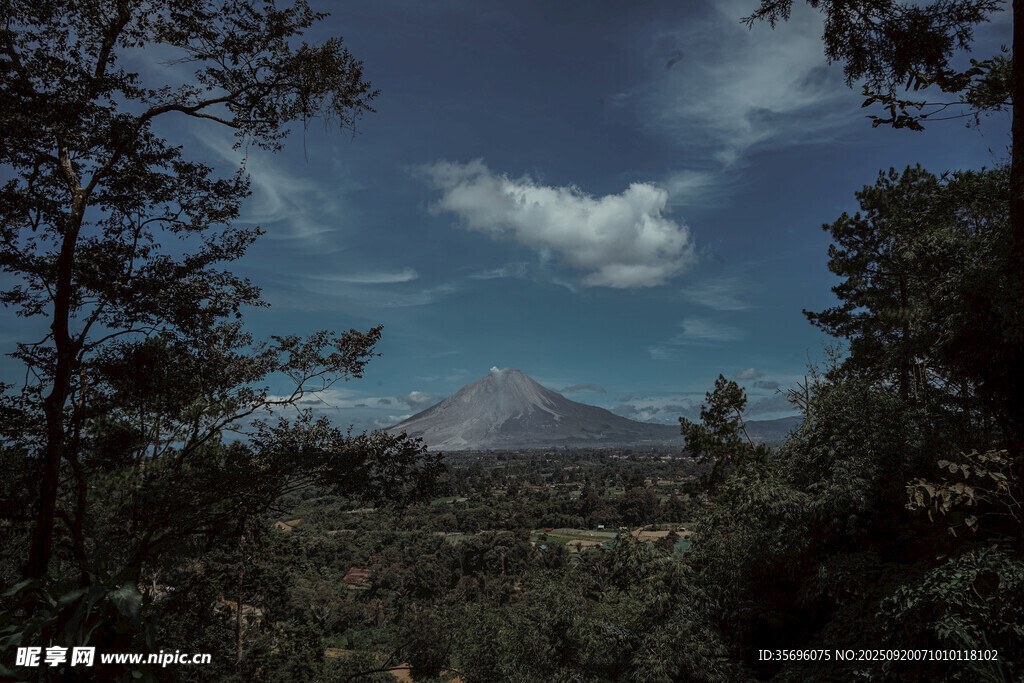 山林间远眺朦胧山峰
