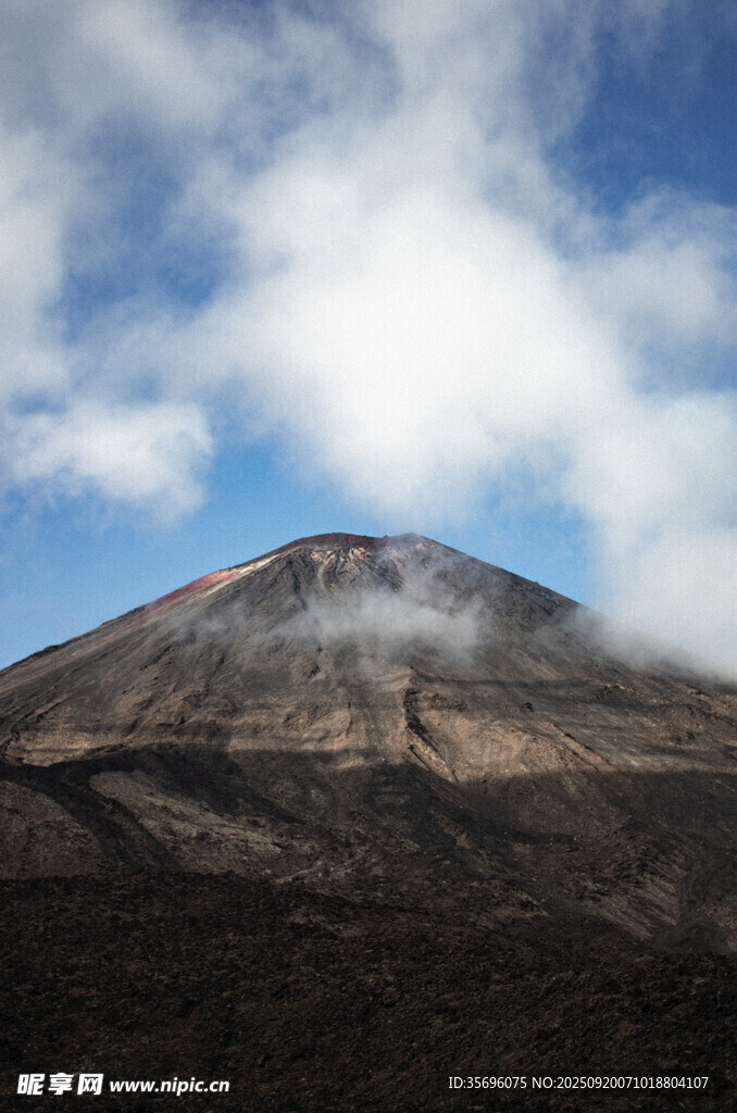 巍峨火山与蓝天白云